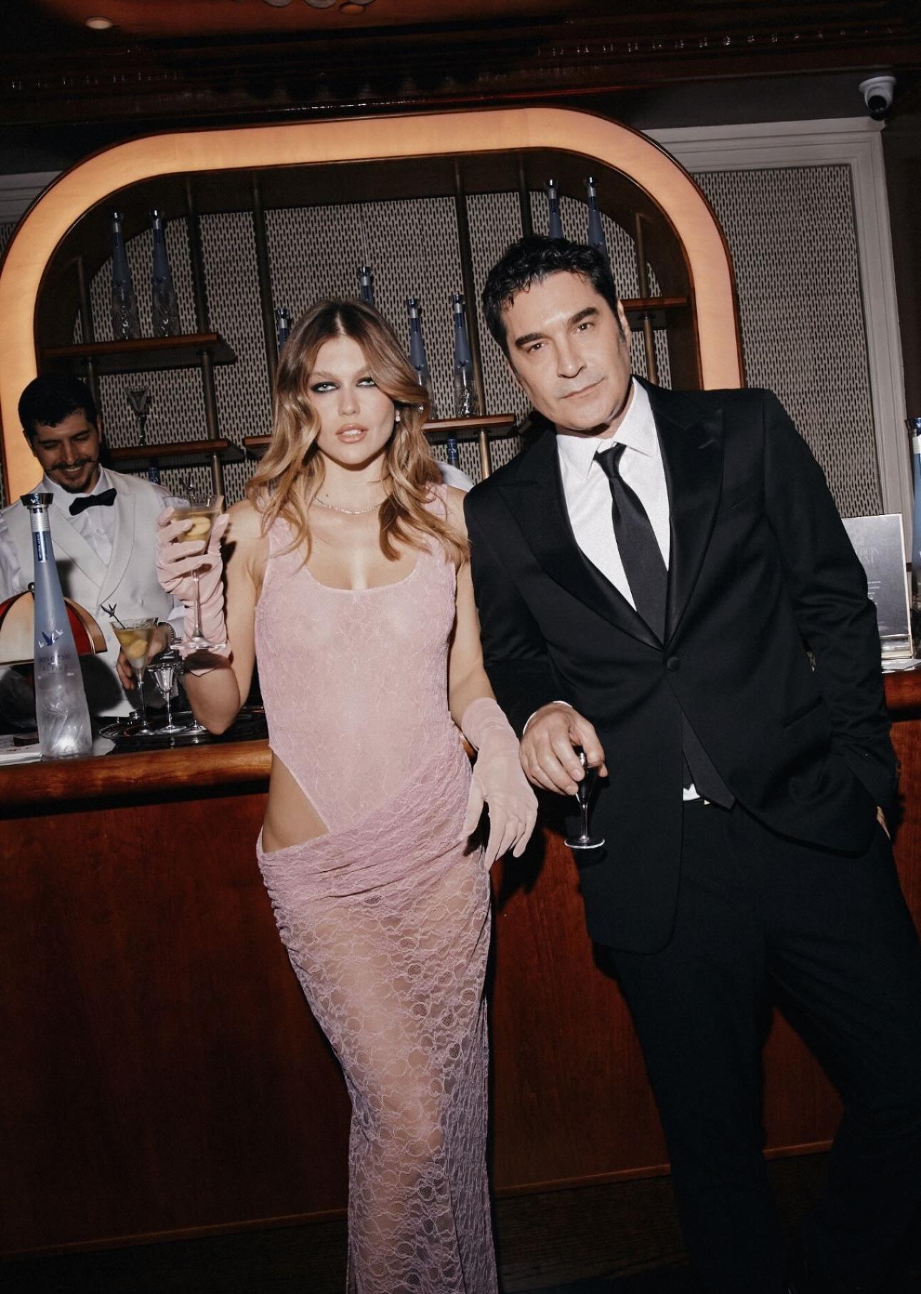 Με ροζ δαντελένιο φόρεμα στο after party των&nbsp;British Academy Film Awards&nbsp;εμφανίστηκε η Κλέλια Ανδριολάτου, στο πλευρό του Χριστόφορου Παπακαλιάτη.