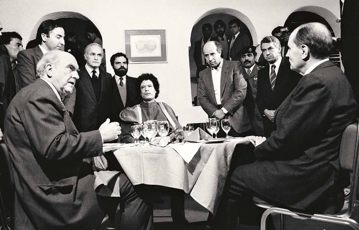 Ελούντα, Νοέμβριος 1984: Παπανδρέου, Μιτεράν και Καντάφι σε μια μυστική συνάντηση που έγραψε ιστορία/ (Φωτογραφία: Αρχείο Ιδρύματος Α. Γ. Παπανδρέου)