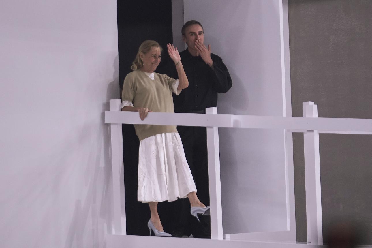 Η Miuccia Prada με τον Raf Simons στο τέλος της επίδειξης μόδας Prada Spring Summer 2025/Φωτογραφία: AP Images