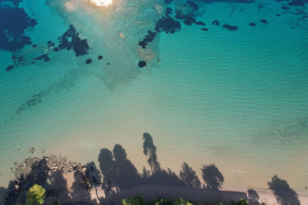 Η παραλία των Ελληνικών στη Βόρεια Εύβοια