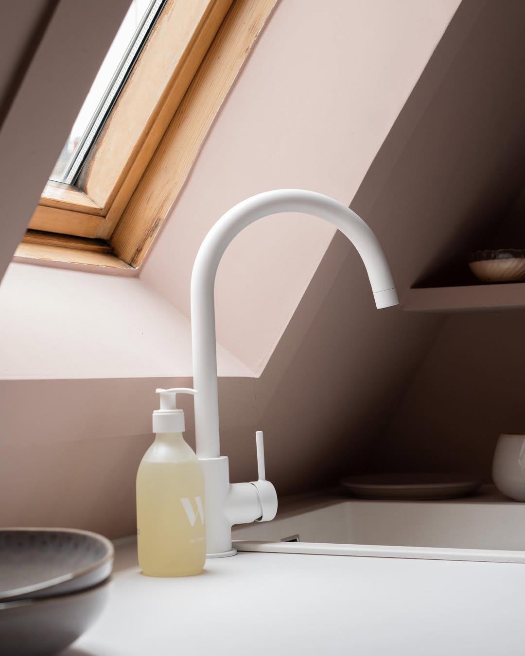 Η κουζίνα φωτίζεται φυσικά από έναν φεγγίτη/ Φωτογραφία: Instagram/ monconcepthabitation 