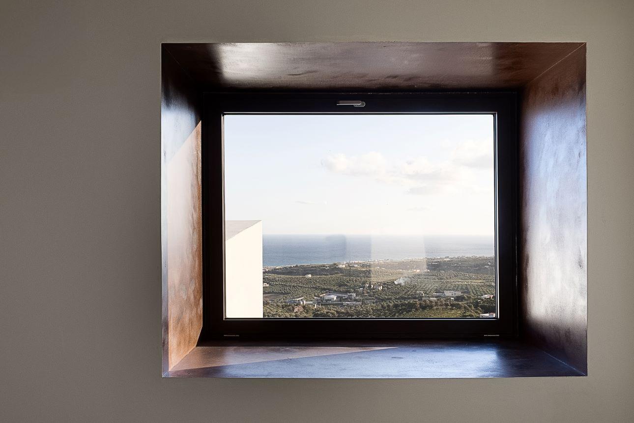 Τα μικρά ανοίγματα του πέτρινου τμήματος προσφέρουν μοναδική θέα στην κρητική ύπαιθρο/ Φωτογραφία: Γιώργος Ηλιάκης  