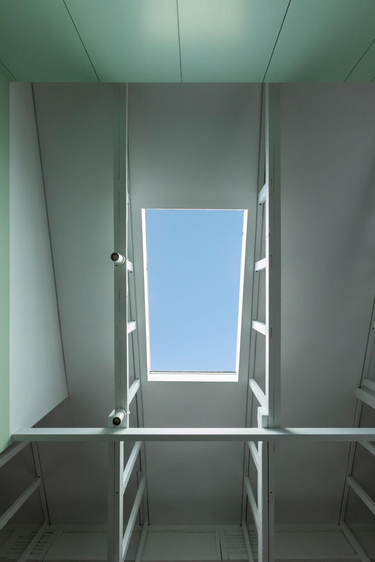 Το παράθυρο που προστέθηκε στην οροφή/ Φωτογραφία: Μαριάνα Μπίστη