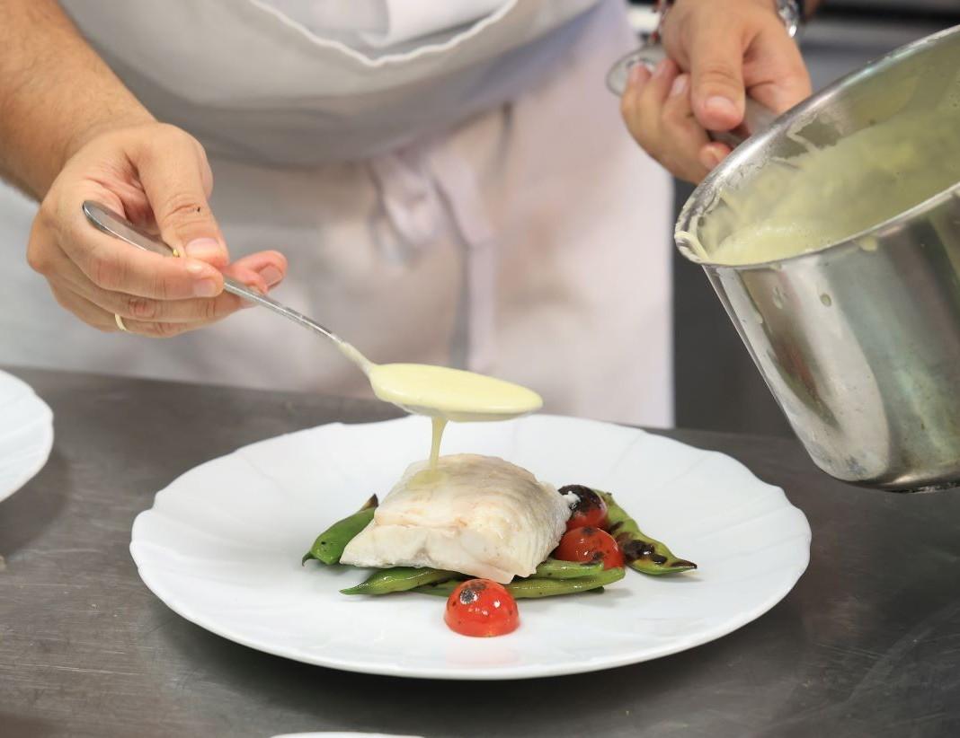 Ψάρι με λαχανικά και λευκή σάλτσααπό τα πολύ νόστιμα πιάτα του εστιατορίου / Φωτογραφία: NDP