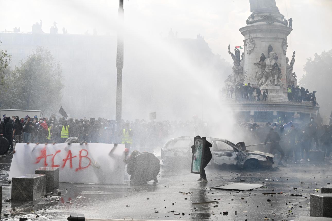 Διαδηλωτές έρχονται αντιμέτωποι με την αστυνομία στο Παρίσι, στις 17 Οκτωβρίου 2026, κατά τη διάρκεια κινητοποίησης για την ακρίβεια και τη στήριξη των αιτημάτων των μαθητών. Φωτογραφία: Emma Da Silva/AP. 
