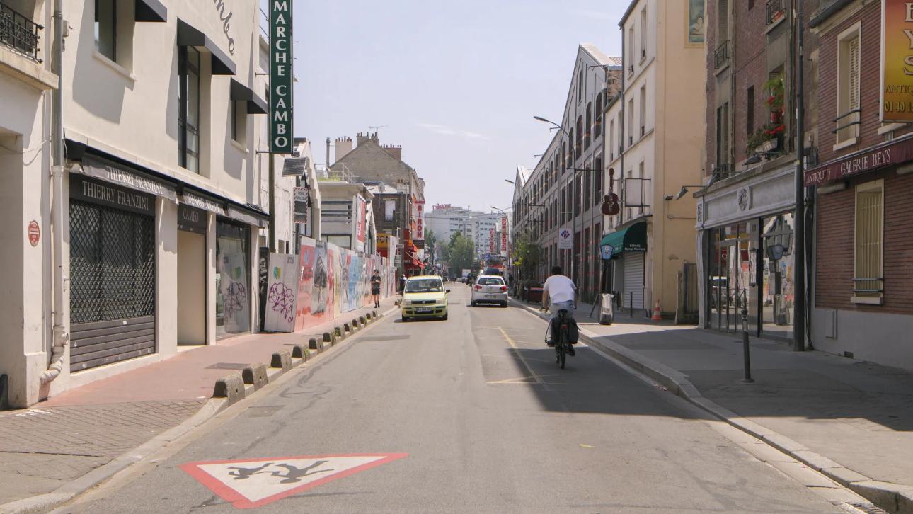 Το διαμέρισμα βρίσκεται σε πολυκατοικία της δεκαετίας του 1960 στο Saint-Ouen, βόρεια του Παρισιού, κοντά στις όχθες του Σηκουάνα και στην εμβληματική υπαίθρια αγορά της περιοχής/ Φωτογραφία: Zyva Studio 