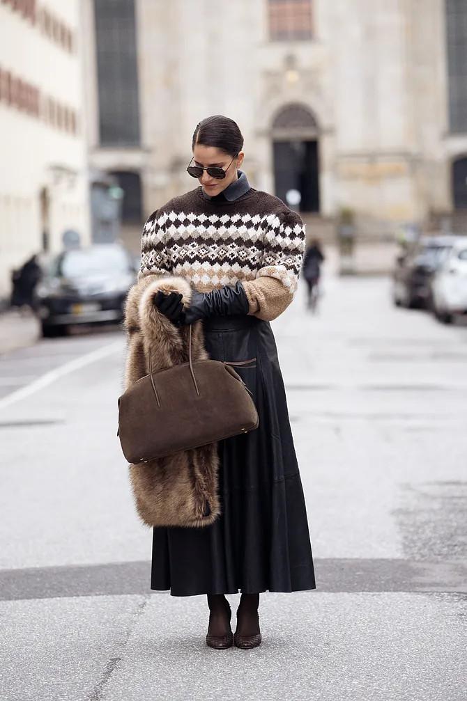 Με δερμάτινα γάντια και πουλόβερ/Φωτογραφία: Getty 