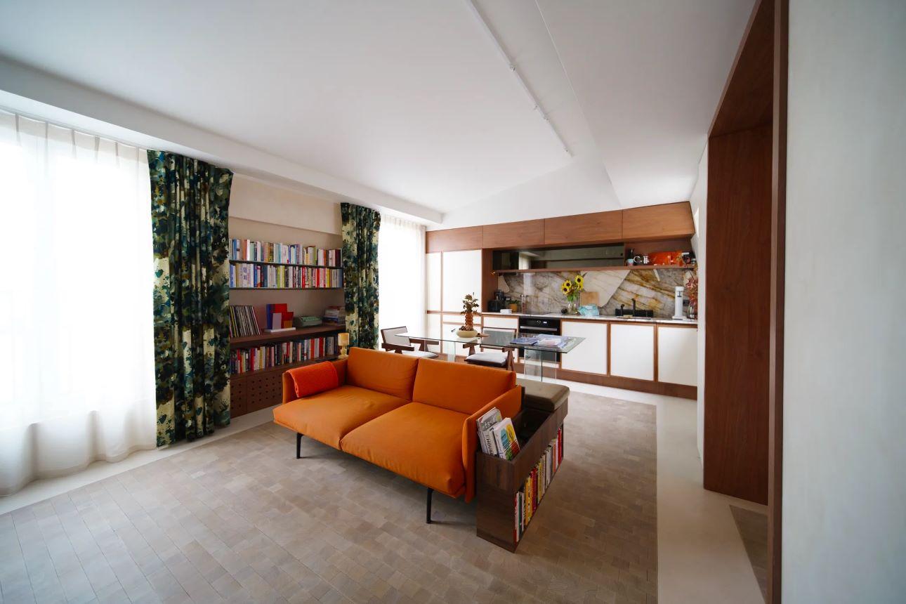 Σκούρο ξύλο, επιφάνειες με limewash και υφές συνθέτουν ένα διαχρονικό σκηνικό/ Φωτογραφία: Viviane Chil-Hagopian