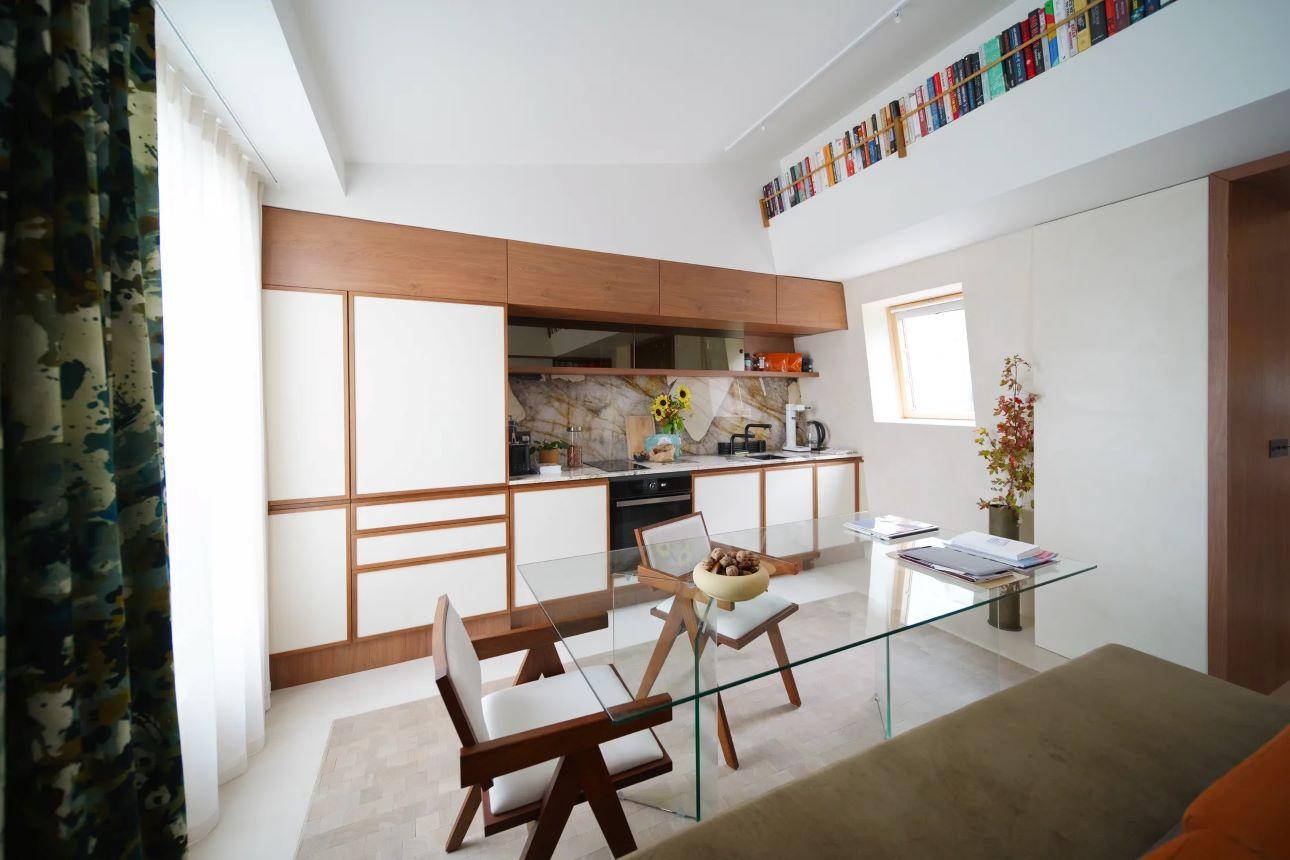 Η τραπεζαρία αποκτά ελαφρότητα μέσα από την επιλογή ενός μεγάλου γυάλινου τραπεζιού/ Φωτογραφία: Viviane Chil-Hagopian