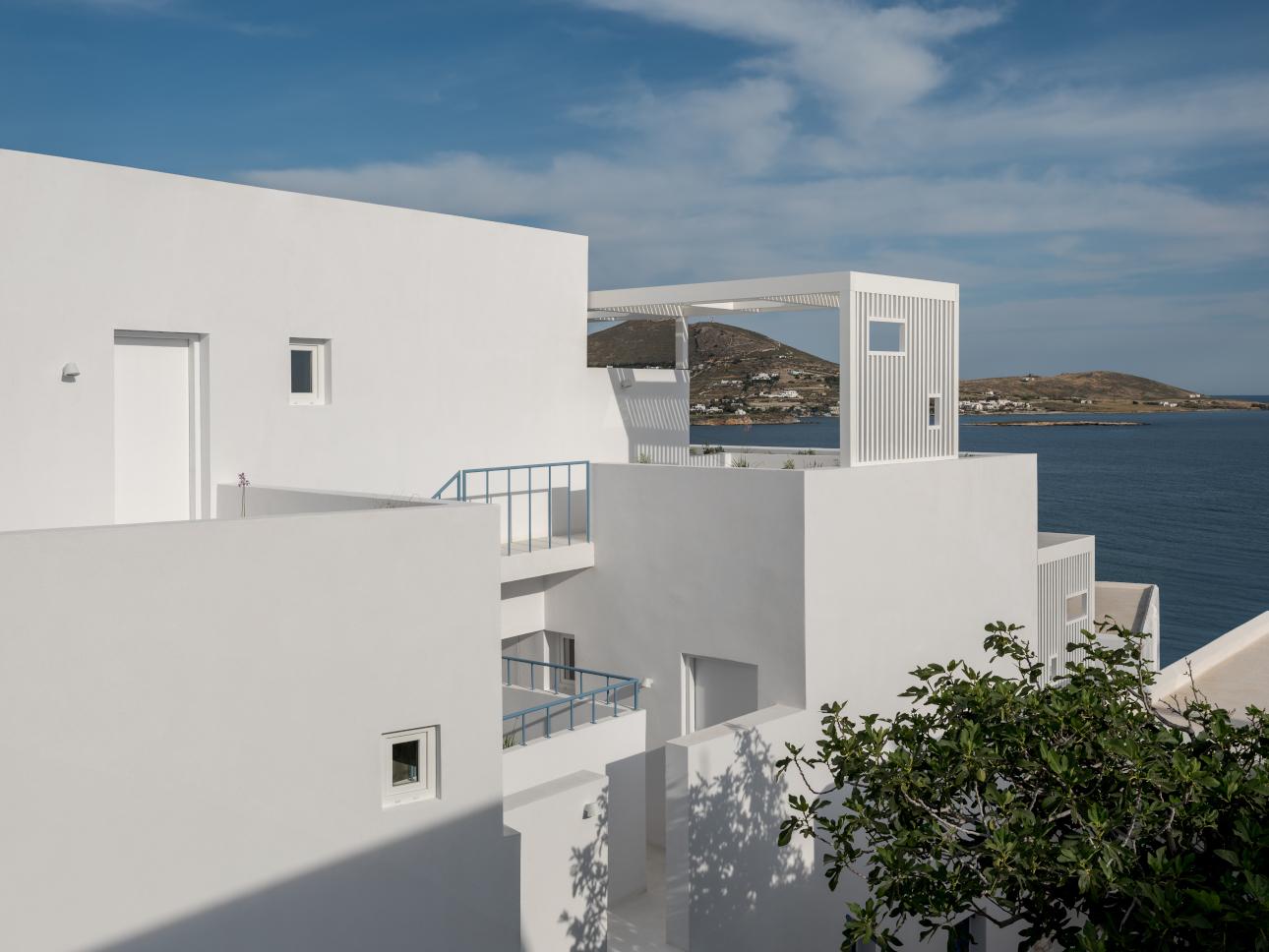 Στέγαστρα από μεταλλικό σκελετό φιλτράρουν το ηλιακό φως, προστατεύοντας την ιδιωτικότητα των επισκεπτών/ Φωτογραφία: Γιώργος Σφακιανάκης  