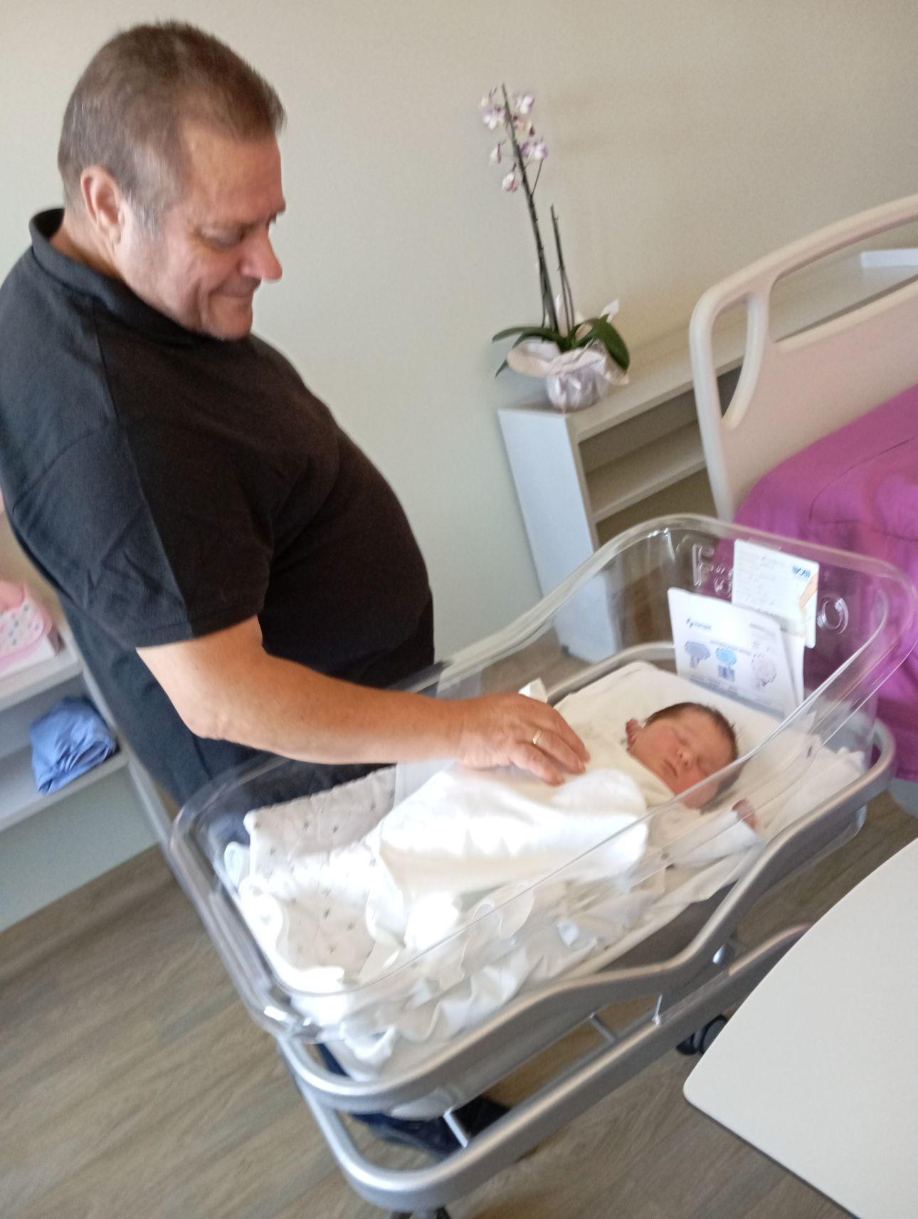 Ο Κωνσταντίνος Ράπτης με τη νεογέννητη κόρη του/ Φωτογραφία: Χριστίνα Ράπτη-Τζελέπη  