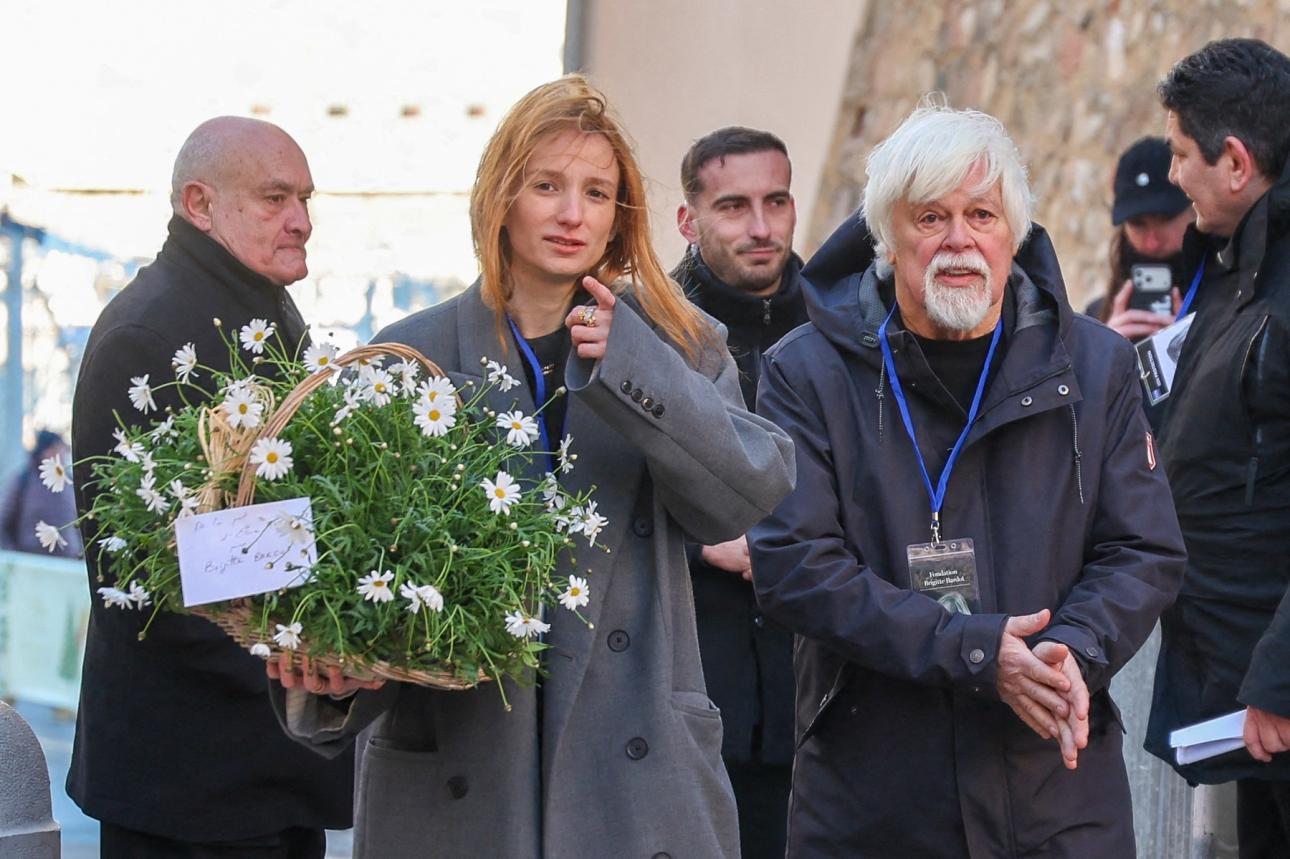  Ο Πολ Γουάτσον κατά την άφιξή του στην κηδεία της Μπριζίτ Μπαρντό.