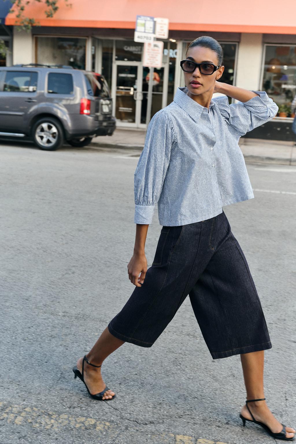 Πέδιλα με χαμηλό τακούνι και λουράκι/Φωτογραφία: Zara