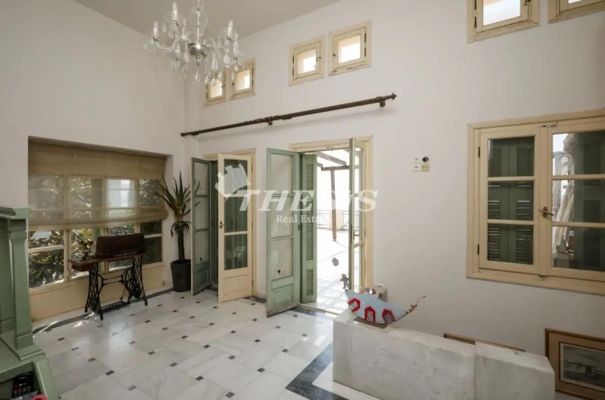  Ένας φωτεινός χώρος που συνδυάζει εργονομία και διαχρονική αισθητική. 