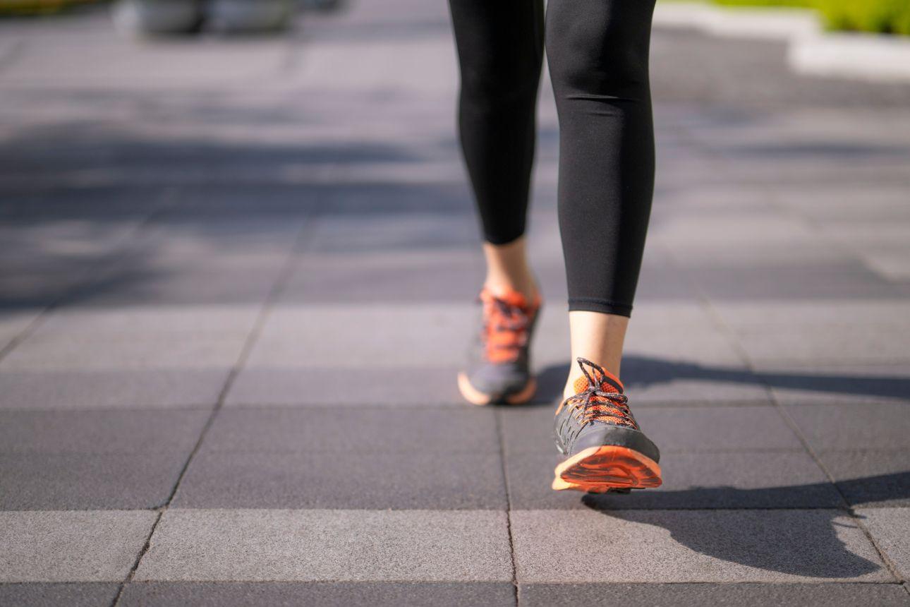  Όταν περπατάτε, αυξάνεται η ροή του αίματος και μαζί του το οξυγόνο που φτάνει στον εγκέφαλο. Φωτογραφία: Shutterstock 