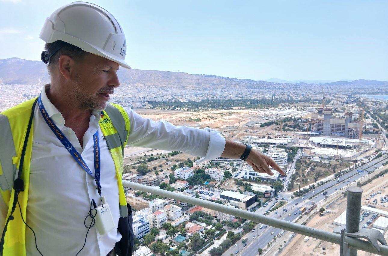 Ο Βαγγέλης Πέρπερας, site Management Senior Director της Lamda Development, κατά τη διάρκεια της ξενάγησης στον Riviera Tower/ Φωτογραφία: Ελεάνα Κολοβού