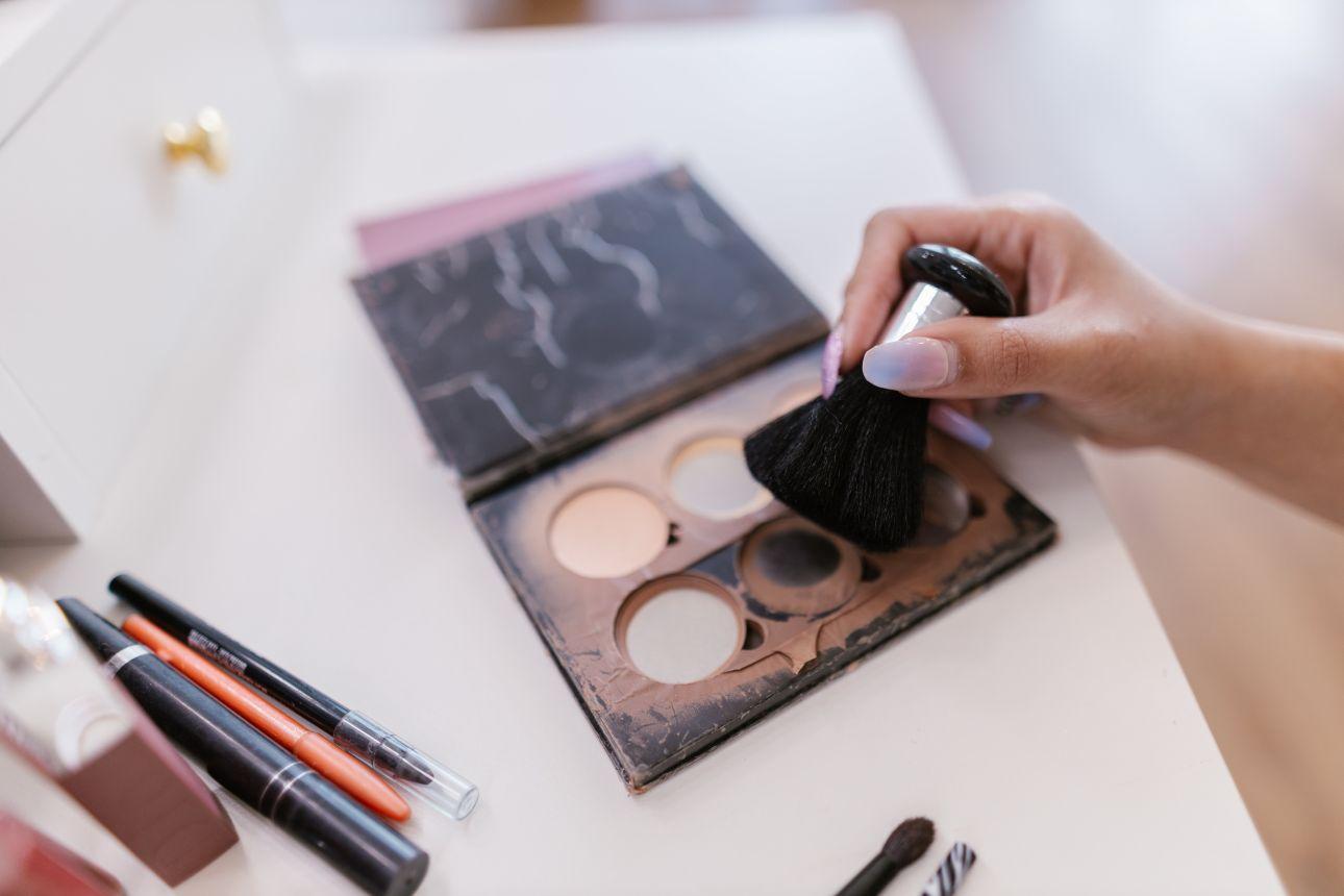  Aρκετές φορές η ακμή συνδέεται με βαριά makeup προϊόντα, ακατάλληλα  αντηλιακά, κακή αφαίρεση μακιγιάζ, βρώμικα πινέλα και σφουγγαράκια,  ακόμα και προϊόντα μαλλιών που ακουμπούν στο πρόσωπο. Photo credit: Pexels