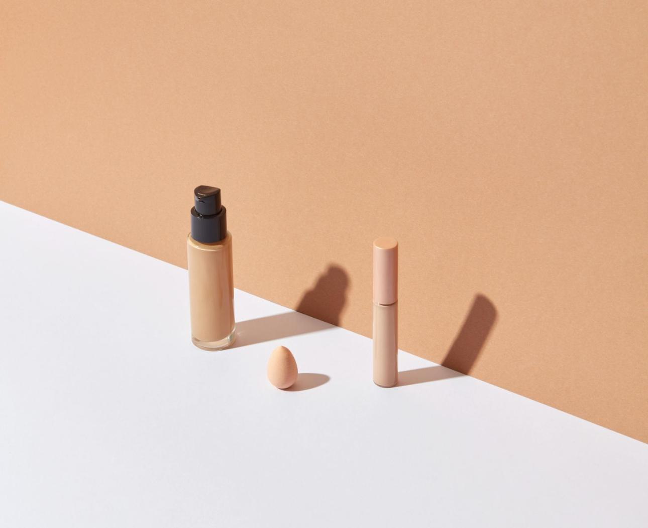Δυο προϊόντα μόνο, το concealer και το foundation, αρκούν για ένα άψογο πρόσωπο. Αρκεί να τα εφαρμόσετε σωστά, ειδικά μετά τα 50. / Photo credit: Pexels