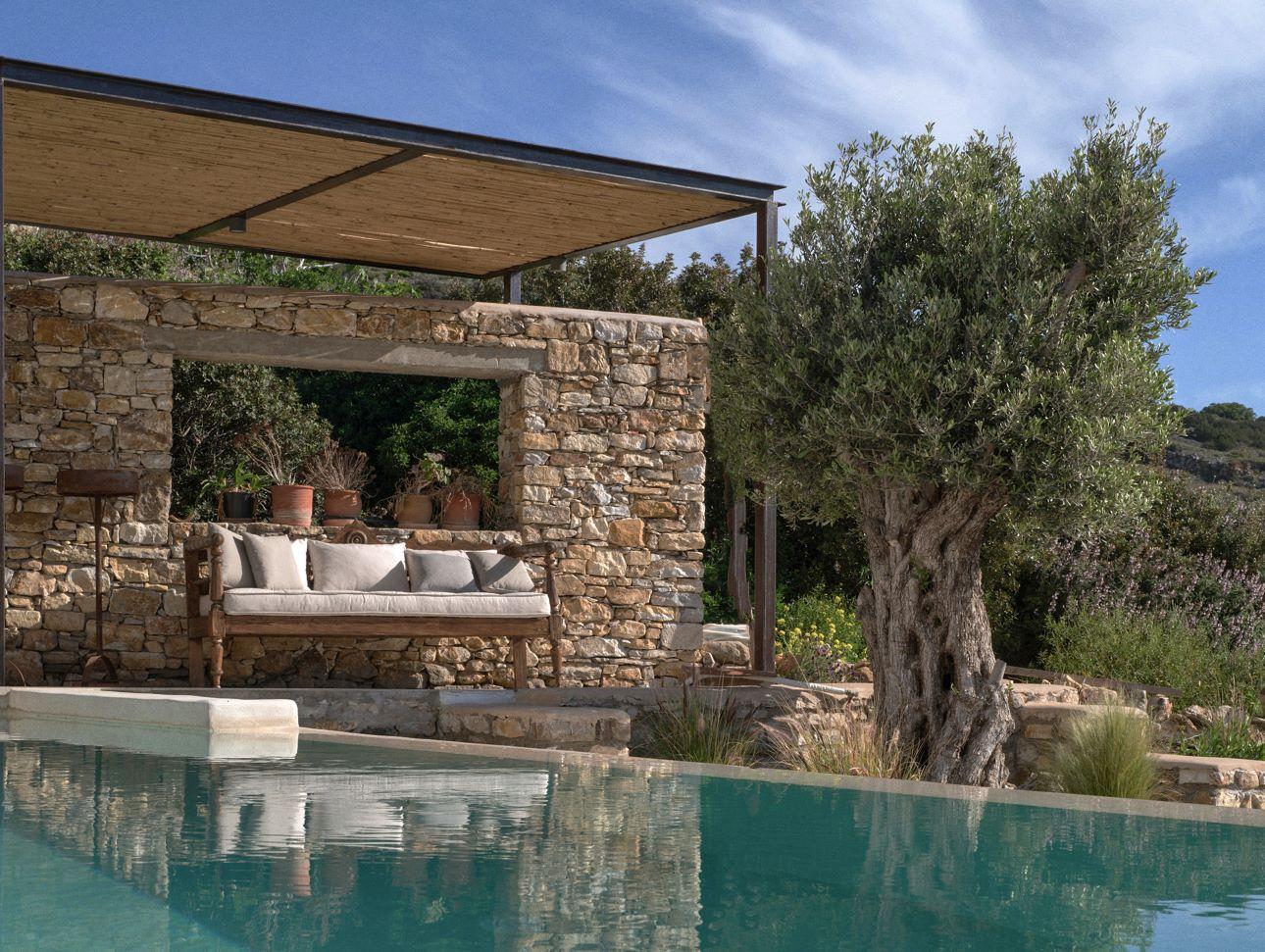 Ο εξωτερικός χώρος με τις πισίνες εντάσσεται αρμονικά στο φυσικό τοπίο/ Φωτογραφία: Σταύρος Νίφλης  