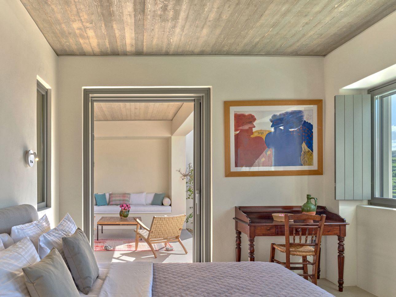 Άποψη κρεβατοκάμαρας με το εξωτερικό καθιστικό στο βάθος/ Φωτογραφία: Σταύρος Νίφλης  