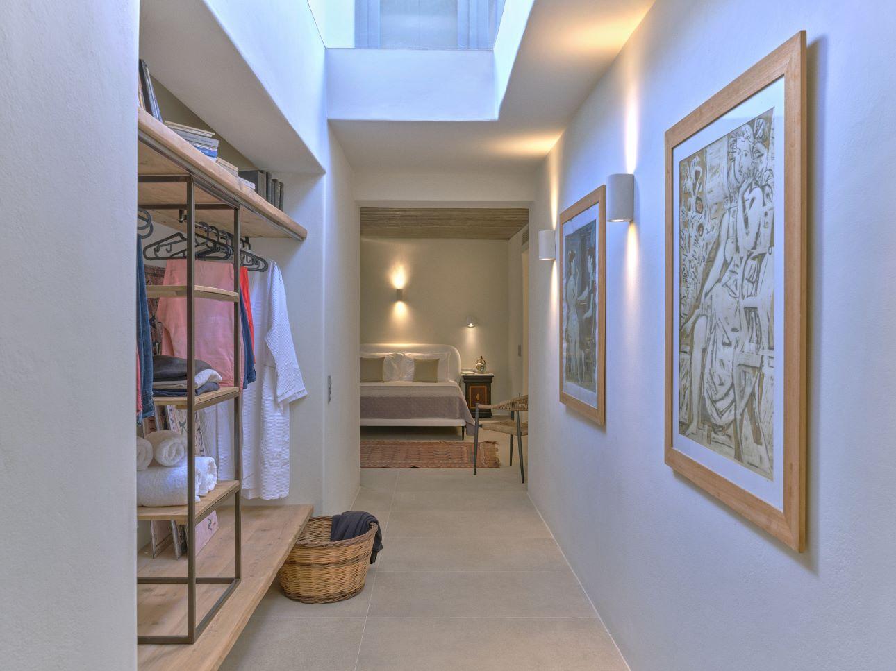 Λιτό και μίνιμαλ ντιζάιν χαρακτηρίζει το εσωτερικό τνω κατοικιών/ Φωτογραφία: Σταύρος Νίφλης  