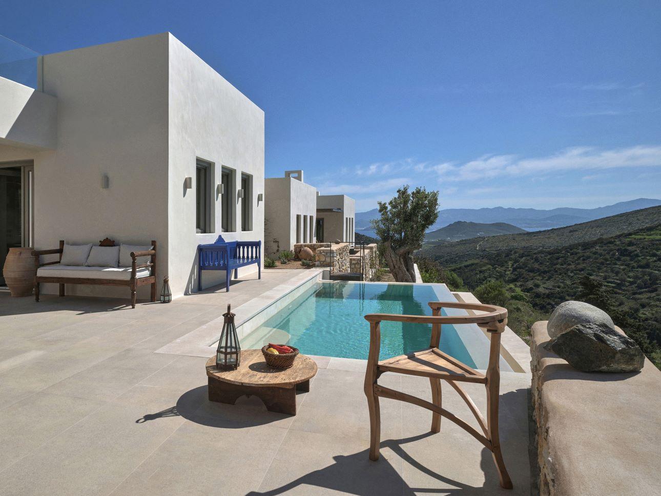 Εξωτερική απόψη του χώρου, με τα κτίσματα να ενσωματώνονται στον περιβάλλοντα χώρο/ Φωτογραφία: Σταύρος Νίφλης  