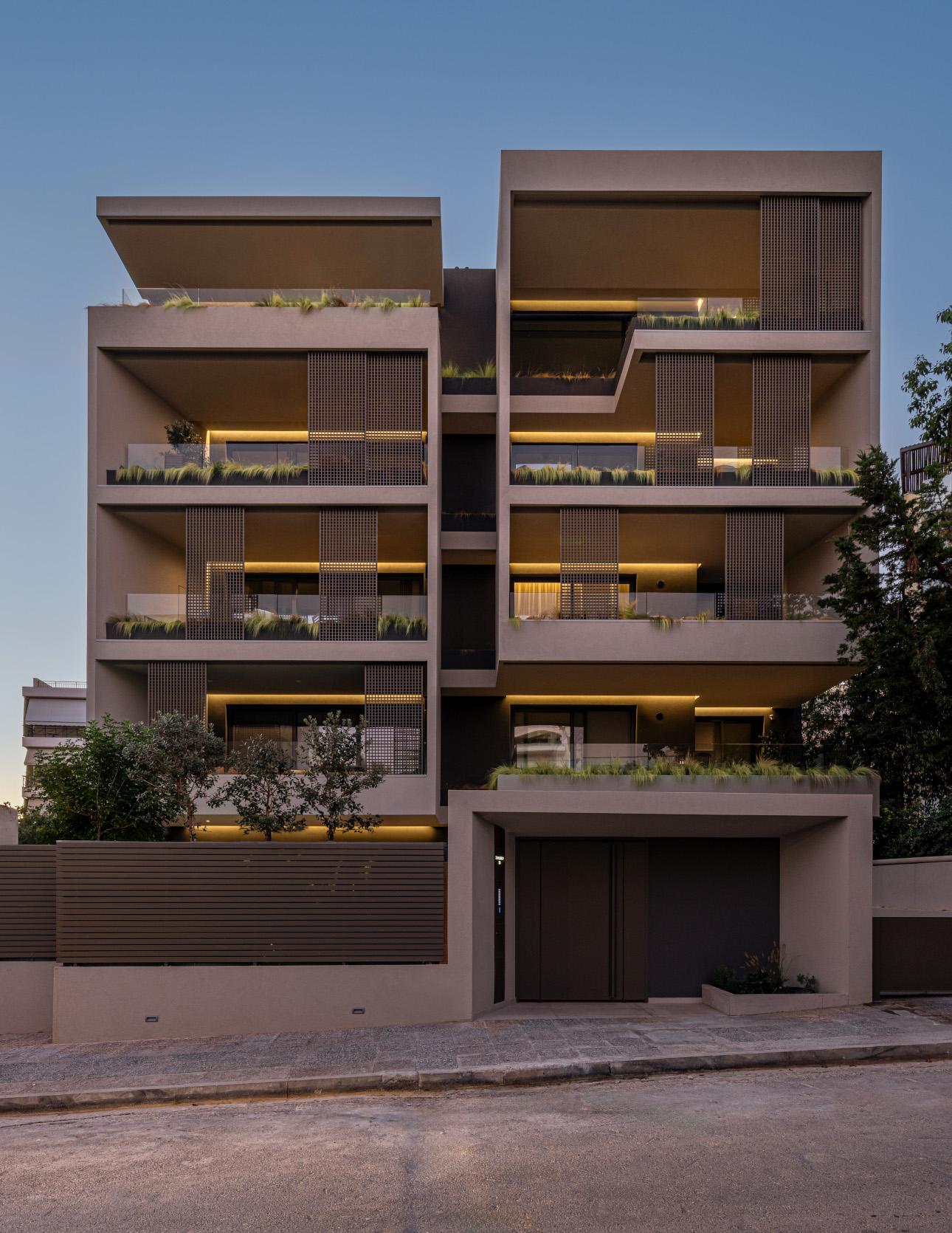 Η λιτή εξωτερική όψη του Phlya Residencies, με τον διακριτικό φωτισμό του/ Φωτογραφία: Kordas Architects