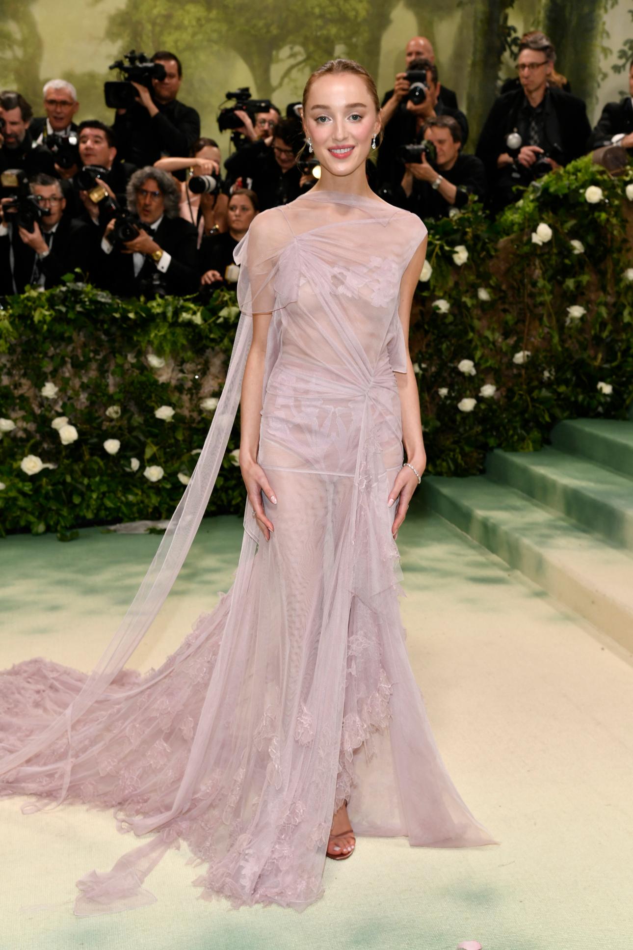 Η ηθοποιός Phoebe Dynevor ήταν η πρώτη που φόρεσε Victoria Beckham στο Met Gala στην Νέα Υόρκη, το 2024/ Φωτογραφία: AP