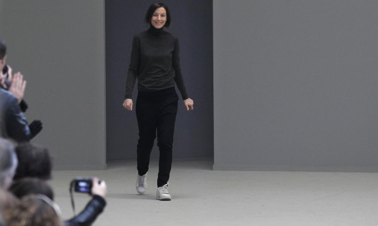 Η Phoebe Philo με το γκρι πουλόβερ της στο τέλος της επίδειξής της/Φωτογραφία: Getty 