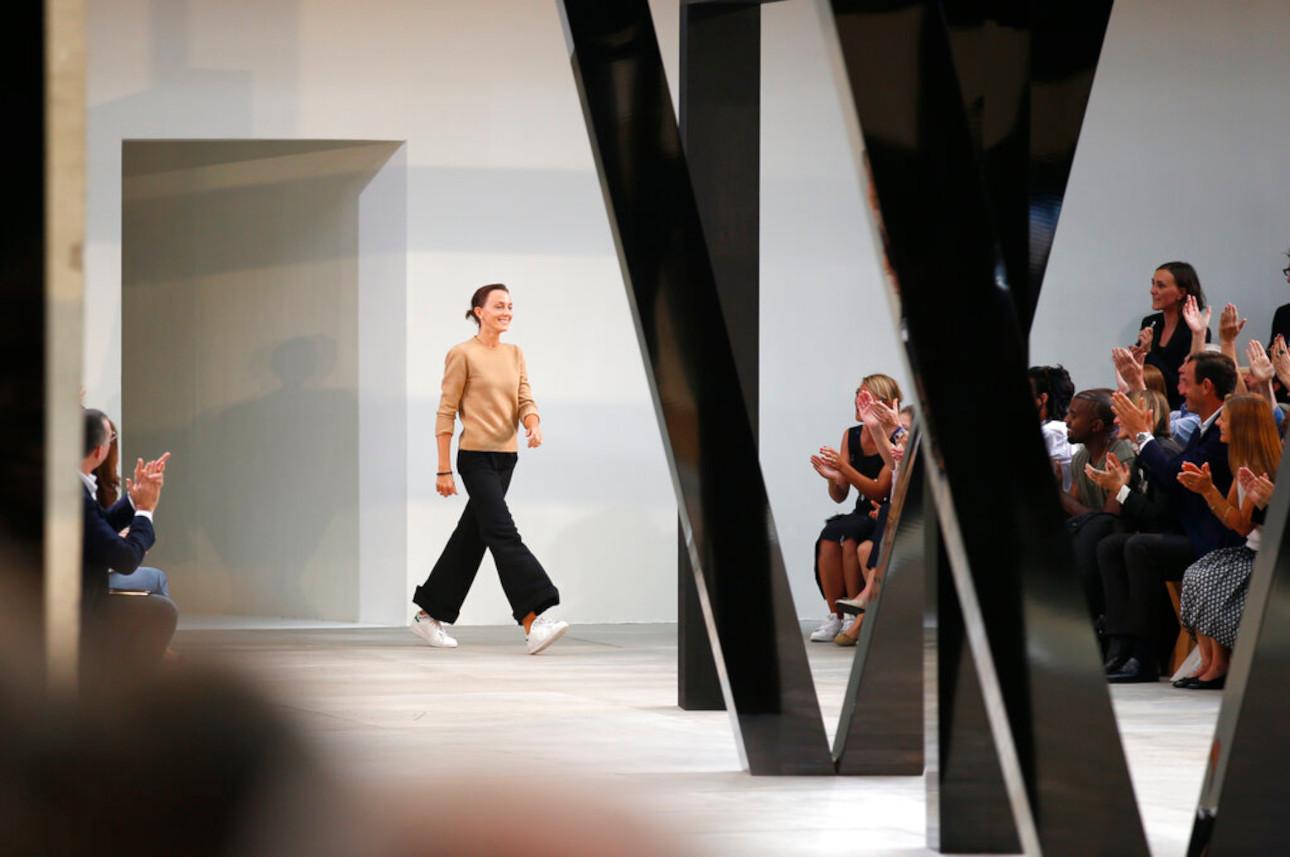 Phoebe Philo φορώντας πάλι τα Stan Smith/AP Photo