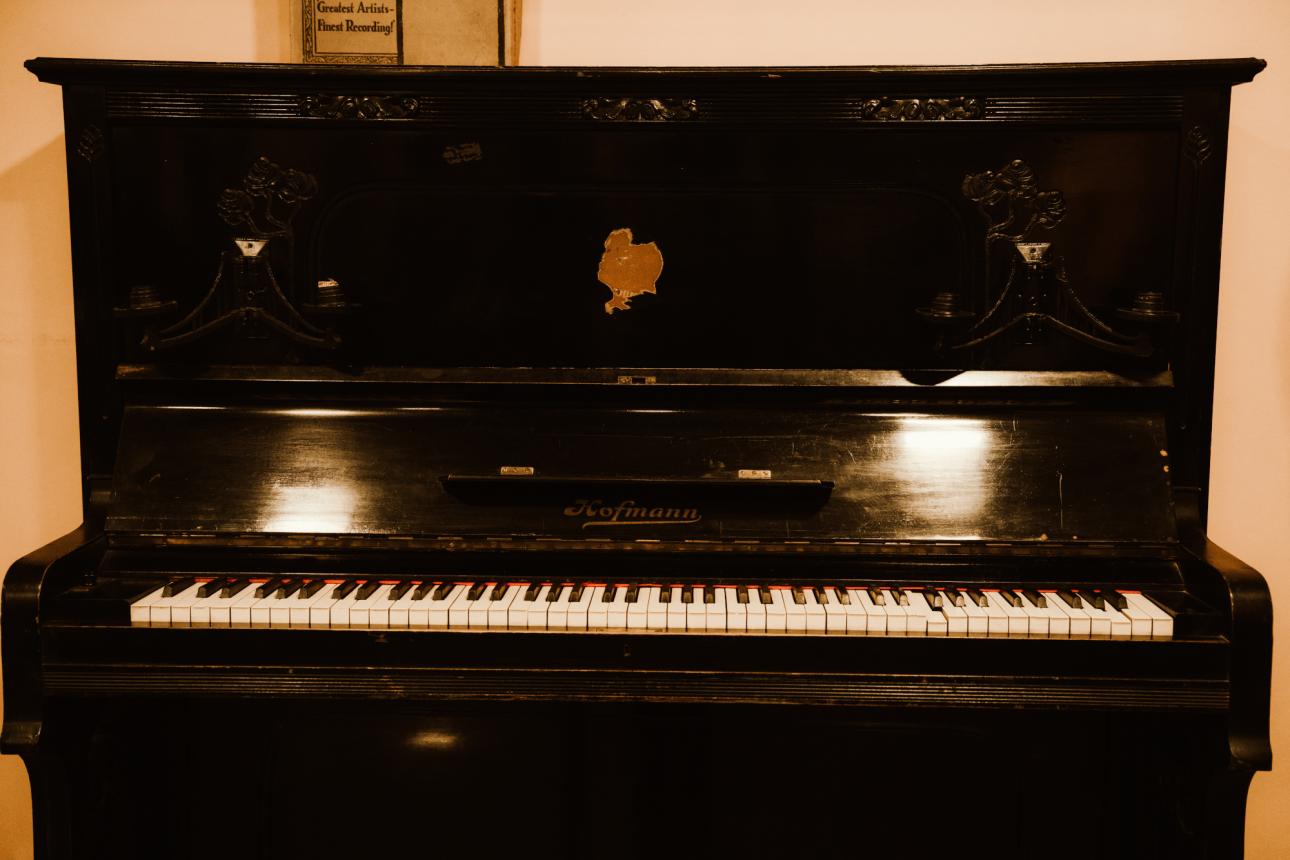  Το πιάνο της γιαγιάς του παραμένει στην υποδοχή του χώρου όπου δημιουργεί. /Φωτογραφία: Παναγιώτης Μάλλιαρης για το Bovary