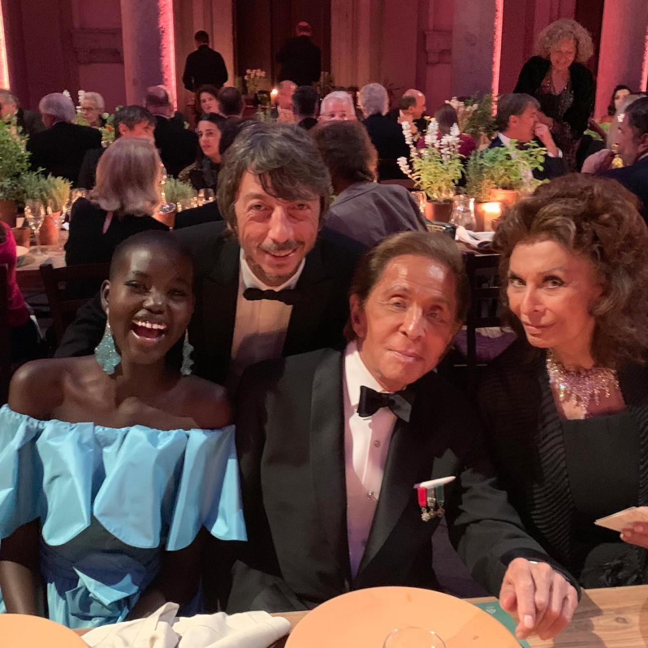 Ο Pierpaolo Piccioli με τους: Sophia Loren, Valentino Garavani και το μοντέλο, Adut Akesh Bior σε εκδήλωση του GFC Italia/ Φωτογραφία: IG @pppiccioli