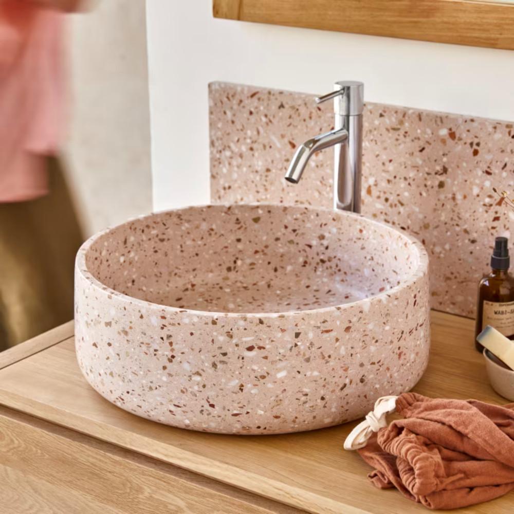 Το terrazzo στην απόχρωση του dusty rose είναι από τις πιο δημοφιλείς επιλογές για το 2026/ Φωτογραφία: Tikamoon