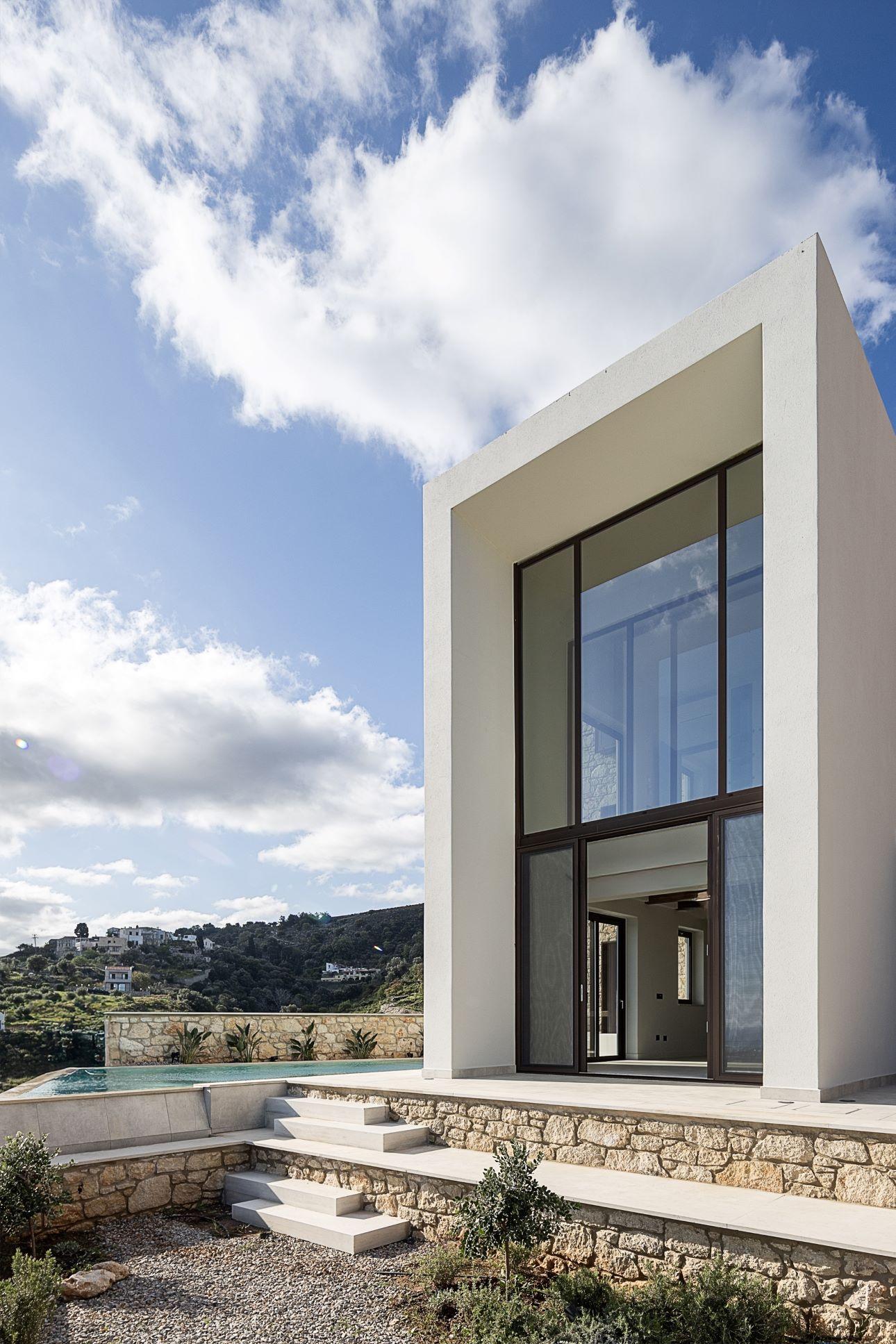 Άποψη του εξωτερικού χώρου του πυργόσπιτου/ Φωτογραφία: Γιώργος Ηλιάκης   