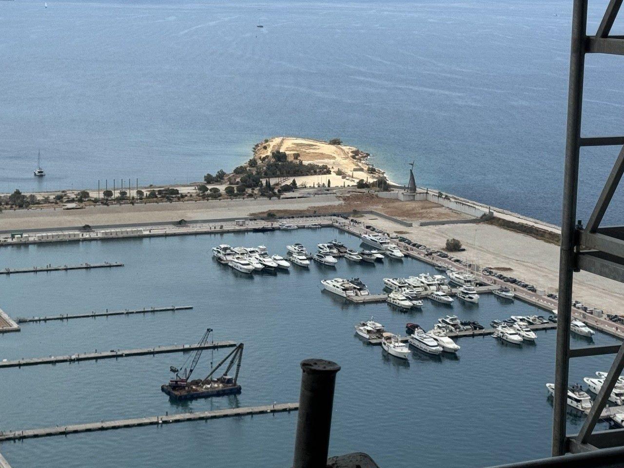 Η θέα προς τη μαρίνα του Αγίου Κοσμά/ Φωτογραφία: Lamda Development 