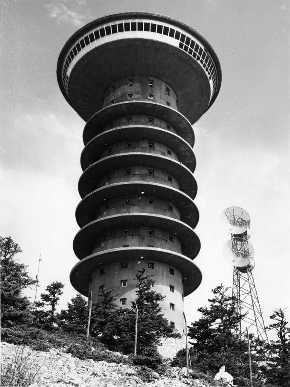Πύργος «μικροκυμάτων» στην Πάρνηθα, Έργο του γραφείου Δοξιάδη, αρχές δεκαετίας ’70/Φωτογραφία: Ίδρυμα Κωνσταντίνου και Έμμας Δοξιάδη 