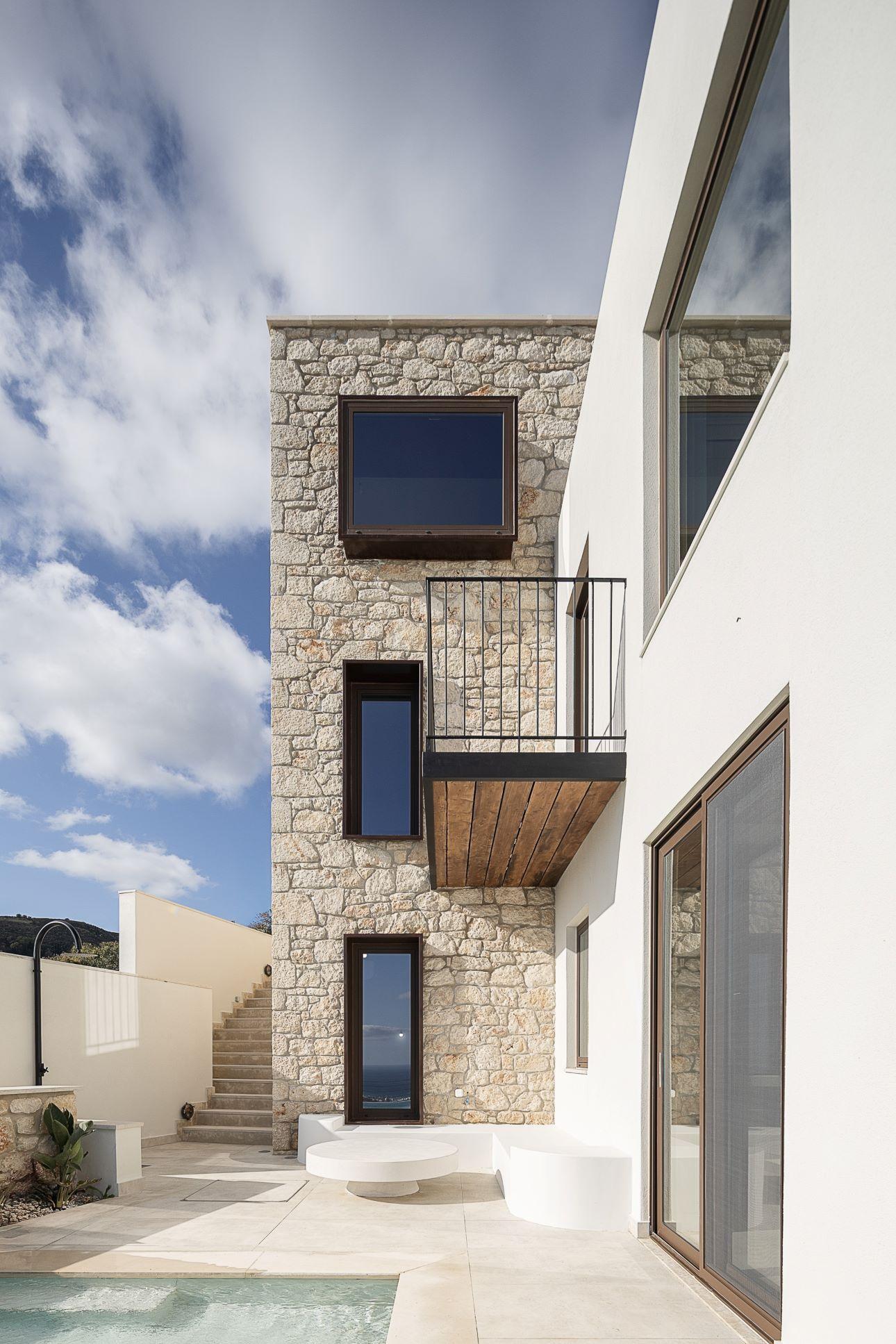 Η πισίνα εντάσσεται με φυσικότητα στον εξωτερικό χώρο του σπιτιού/ Φωτογραφία: Γιώργος Ηλιάκης   