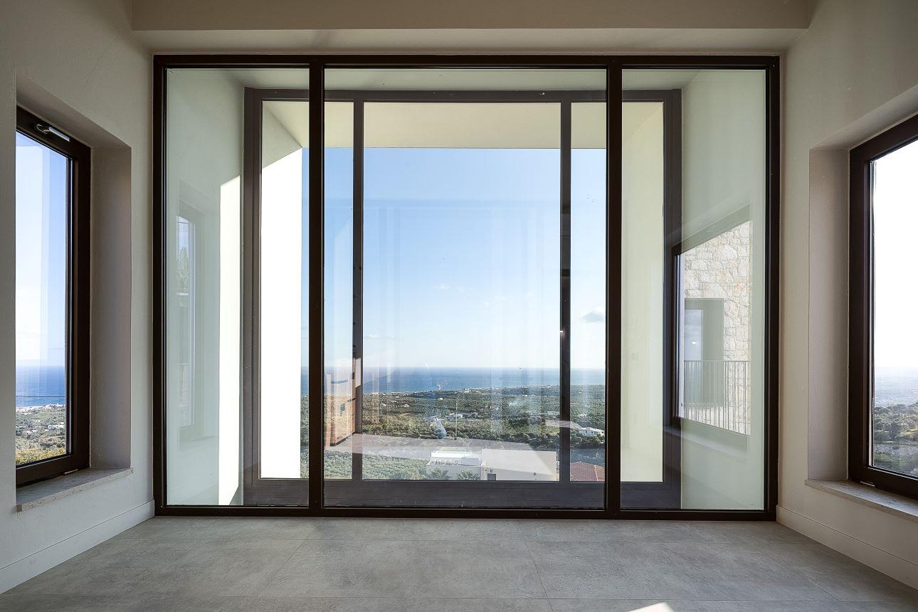 Μεγάλα, διπλά ανοίγματα επιτρέπουν την απρόσκοπτη θέα/ Φωτογραφία: Γιώργος Ηλιάκης   
