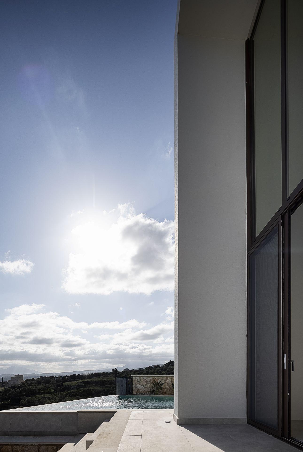 Το σπίτι μοιάζει να αποτελέι συνέχεια του περιβάλλοντός του/ Φωτογραφία: Γιώργος Ηλιάκης   