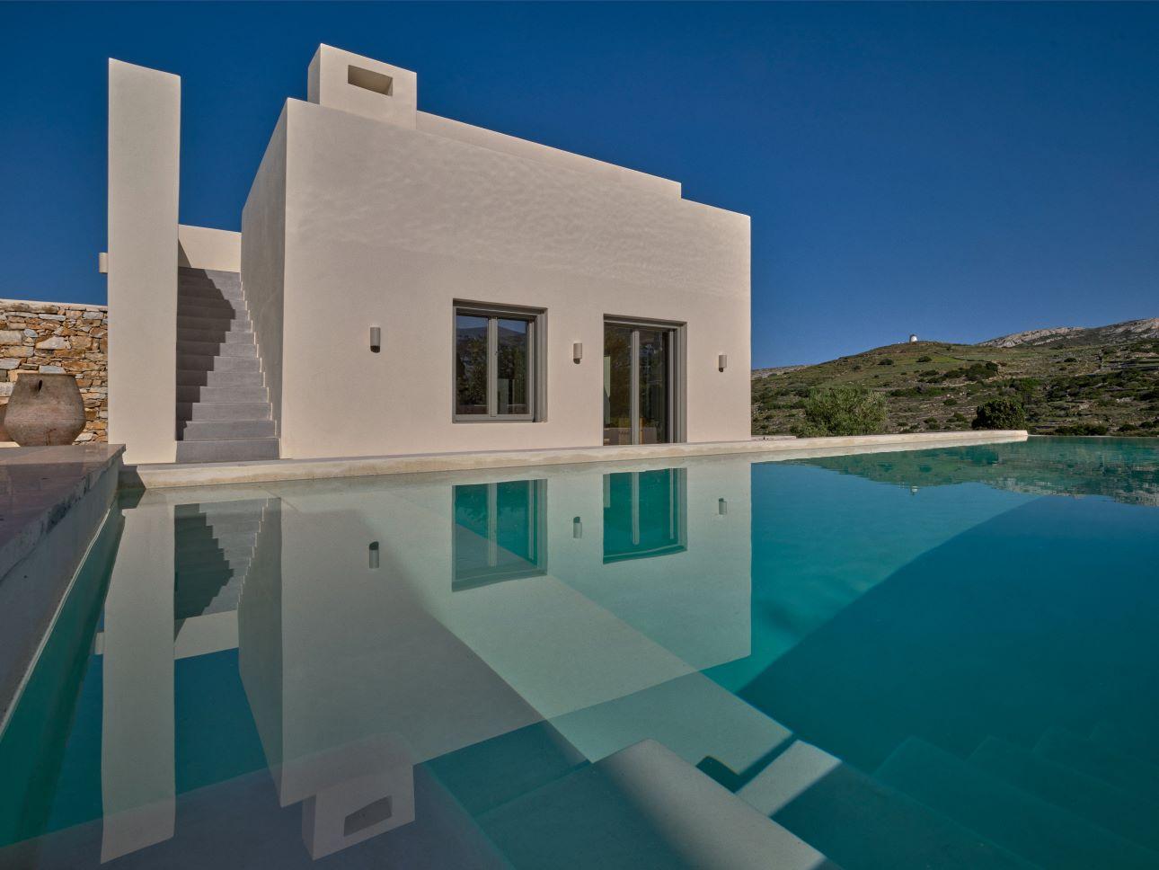 Οι πισίνες infinity δίνουν επιπλεόν στοιχεία κομψόητας στην κατασκευή/ Φωτογραφία: Σταύρος Νίφλης  