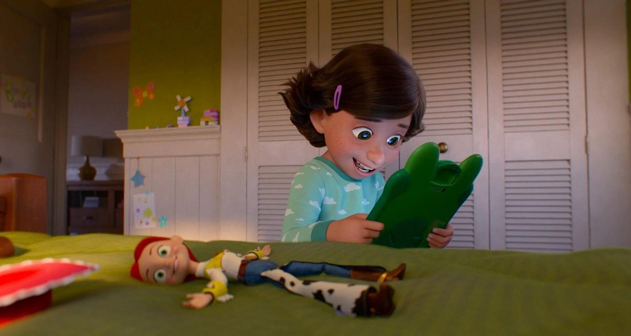 Η Μπόνι κρατώντας τη Λίλι Παντ/  Φωτογραφία : pixar.com 