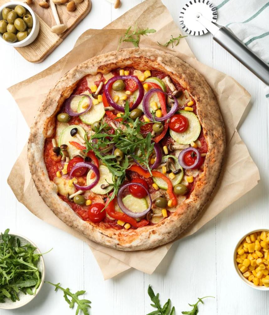 Πίτσα με γαλοπούλα και λαχανικά / Φωτογραφία: Shutterstock