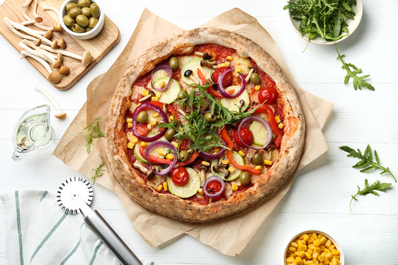 Vegan πίτσα με λαχανικά / Φωτογραφία: Shutterstock