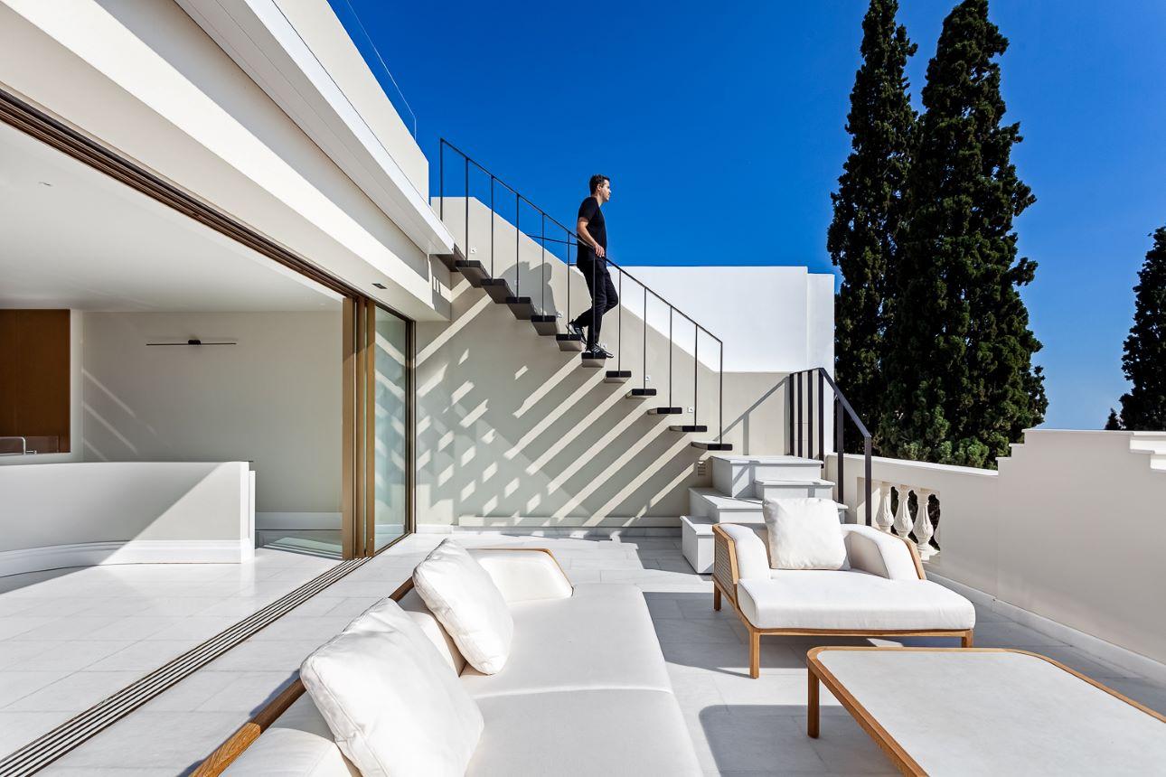 Η βεράντα του σπιτιού με το άνετο καθιστικό/ Φωτογραφία: Μαριάνα Μπίστη 