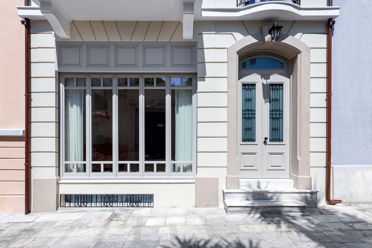 Η πρόσοψη διατηρεί τα βασικά χαρακτηριστικά του νεοκλασικού/ Φωτογραφία: Μαριάνα Μπίστη 