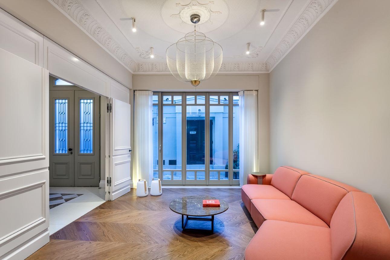 Στο ισόγειο, ο κύριος κοινός χώρος, προέκυψε από την κατάργηση των παλαιών διαχωριστικών τοίχων/ Φωτογραφία: Μαριάνα Μπίστη