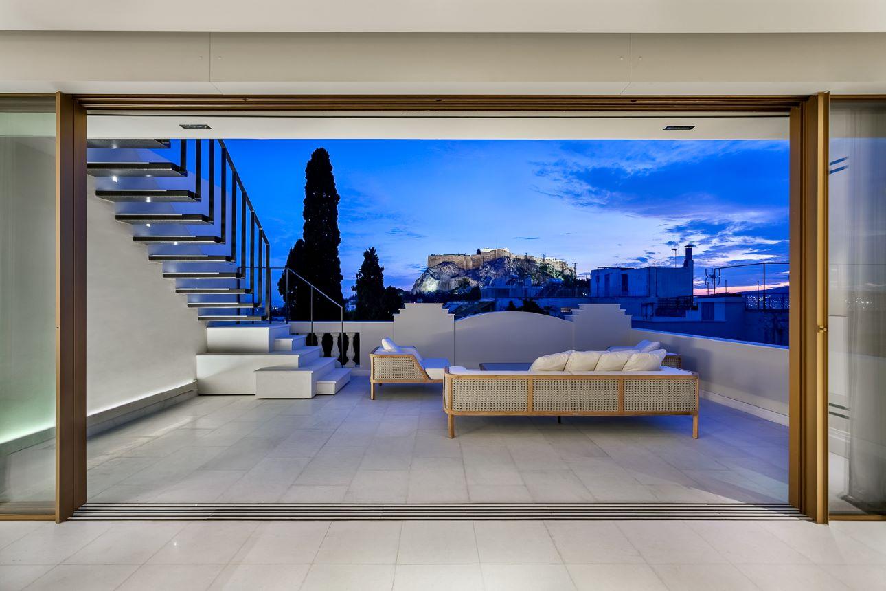 Η μοναδική θέα προς τον Ιερό Βράχο/ Φωτογραφία: Μαριάνα Μπίστη 