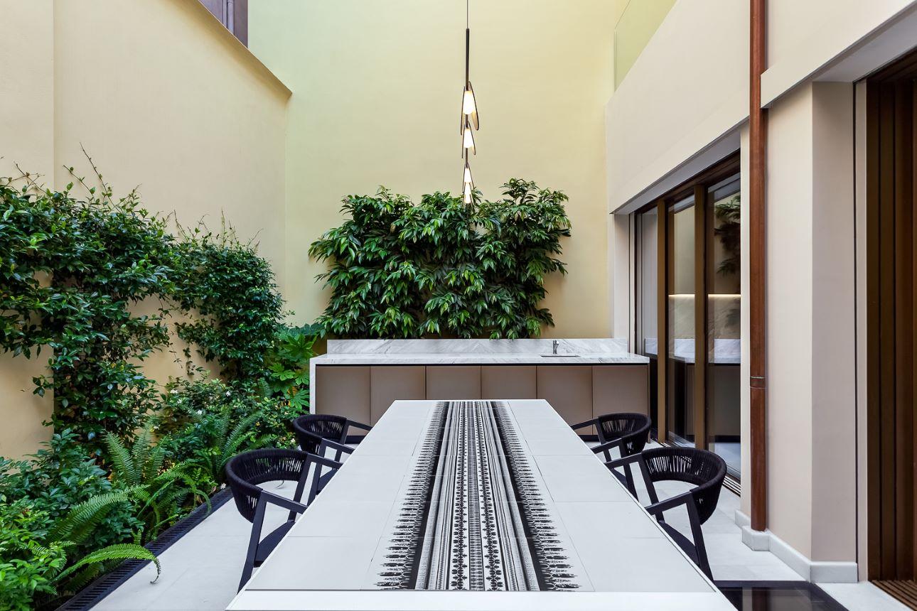 Η πίσω αυλή λειτουργεί ως επέκταση του ισογείου, ιδιαίτερα το καλοκαίρι/ Φωτογραφία: Μαριάνα Μπίστη 