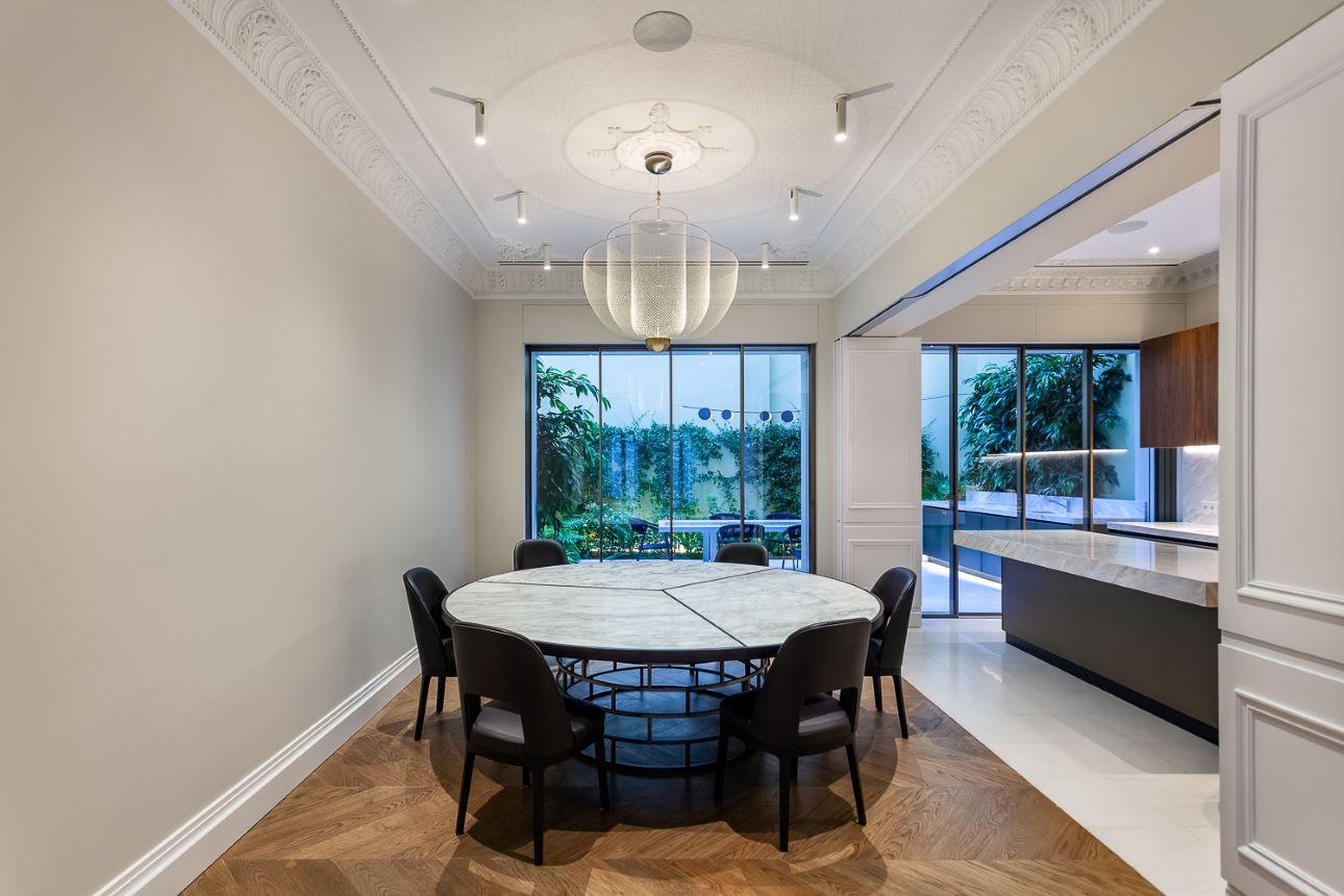 Η τραπεζαρία τοποθετήθηκε κοντά στα μεγάλα παράθυρα που ανοίγουν προς την πίσω αυλή/ Φωτογραφία: Μαριάνα Μπίστη 