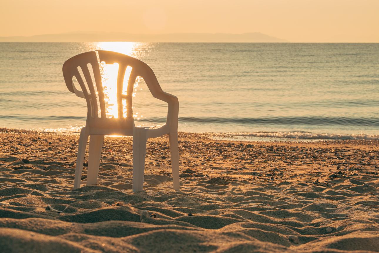  Η λευκή πλαστική καρέκλα έγινε σύμβολο του ελληνικού καλοκαιριού, από τις αυλές των σπιτιών μέχρι τα καφενεία και τις παραλίες./Φωτογραφία: Shutterstock 